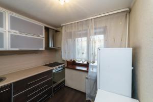 ケメロヴォにあるApartments on Tukhachevskogo 2のキッチン(冷蔵庫付)、窓が備わります。