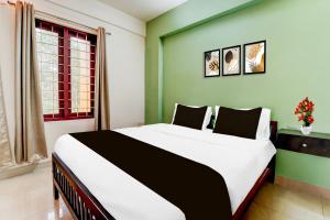 a bedroom with a large bed in a room at Collection O Kottayam Formerly Sap Inn in Kottayam