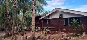 ein Haus mit einer Palme davor in der Unterkunft Jean Homestay in Siquijor