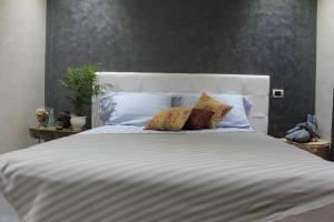 sypialnia z dużym białym łóżkiem z poduszkami w obiekcie Appartement Mogador w mieście Casablanca