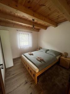 a bedroom with a bed with two towels on it at Chatka pod Stinskou in Zboj