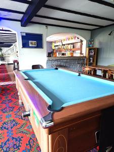 ein Billardtisch in einem Raum mit einer Bar in der Unterkunft Windsor Local in Haverfordwest
