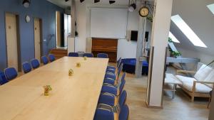 a conference room with a long table and chairs at Schullandheim Bautzen Burk nahe der Talsperre - Dachkammer deluxe in Bautzen