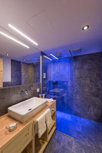 Ένα μπάνιο στο Hotel des Alpes