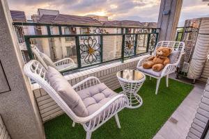a teddy bear sitting on top of a balcony at Muxuan Homestay in Yuli