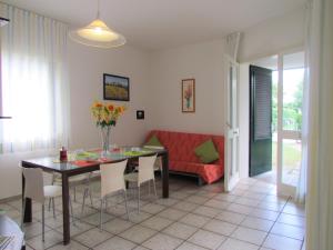 - un salon avec une table à manger et un canapé dans l'établissement Ville Verdi, à Bibione