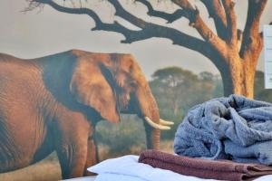 a painting of an elephant on a wall at Zuri Suite in Rittersdorf +46 photos