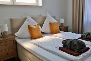 a bedroom with a couch and pillows on a bed at Zuri Suite in Rittersdorf