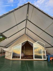 a large tent with windows on the side of a building at เขาเจ้าขา-เต็นท์กระโจมเขาค้อ in Khao Kho