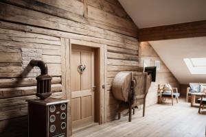 ein Zimmer mit einem Ofen und einer Holzwand in der Unterkunft Aussermahrhof - familyfarm in Gsies