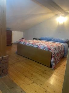 a bedroom with a large bed in a attic at Casa nonna Bruna in Montebruno