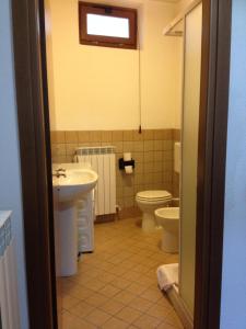 a bathroom with a sink and a toilet at Il Fienile in Barete