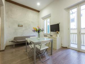 フィレンツェにあるPitti Two Bedroom Apartmentのリビングルーム(テーブル、テレビ付)
