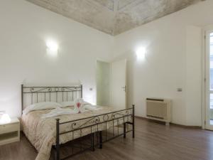 - une chambre blanche avec un grand lit dans l'établissement Pitti Two Bedroom Apartment, à Florence