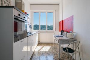a small kitchen with a table and a window at ComoVà in Maslianico