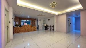 a room with a hallway with a table and chairs at Collection O Malacca Formerly Lavender Inn in Malacca +17 photos