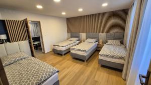 a room with three beds in a room at Apartamenty Intermo Górna 7 in Świętochłowice