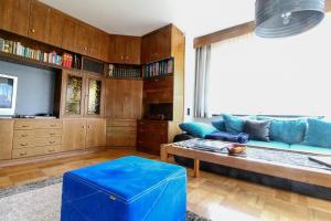 un soggiorno con divano blu e tavolo di Wolfgangsee Appartment a St. Wolfgang