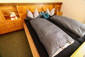 A bed or beds in a room at Wolfgangsee Appartment