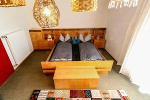 A bed or beds in a room at Wolfgangsee Appartment