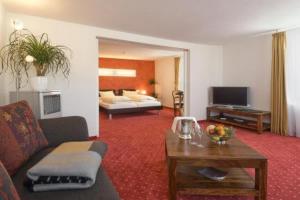 ein Wohnzimmer mit einem Sofa und einem Couchtisch in der Unterkunft Ochsen Hotel & Restaurant Binzen / Basel in Binzen