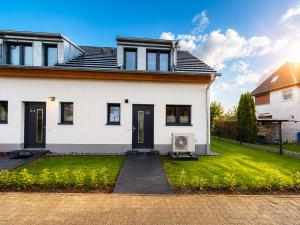 a white house with a green yard at Inselheimat Dranske in Dranske