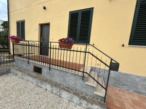 a house with a balcony with two flower boxes on it at Il Piccolo Oliveto in Arezzo +16 photos