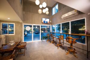 a bar in a restaurant with a table and chairs at Hoppers Place Donmuang in Bangkok