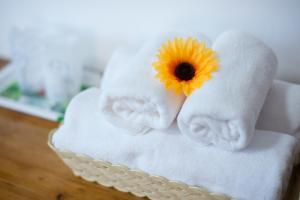 a flower sitting on top of a stack of towels at Hoppers Place Donmuang in Bangkok +97 photos