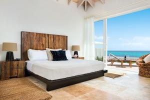 Postel nebo postele na pokoji v ubytování Sailrock South Caicos - Oceanview Villas & Suites + 37 fotografií