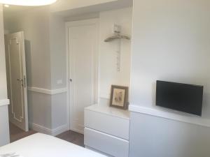 A television and/or entertainment centre at Guest House Poerio88