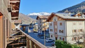 una vista da un balcone di una città con edifici di Hotel Piccolo Mondo a Bormio