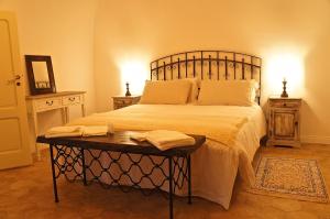 Un dormitorio con una cama y una mesa con toallas. en Soffitta29, en Catania