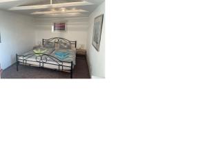 a bedroom with a bed in a room at Tensings Bungalow in Vitte