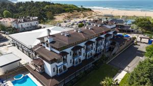 an aerial view of a building and the beach at Olinda Hotel & Spa in Şile