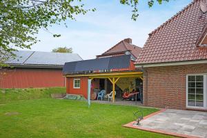 a house with a garage with a solar roof at Süße kleine Wohnung in Eggstedt
