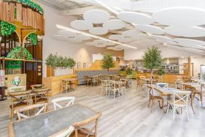 a restaurant with tables and chairs in a room at Pine Lodge Spa Pet in Thirsk +12 photos
