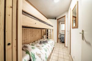 a bedroom with a bed in a room at Appartement vue montagne - Chatel in Châtel