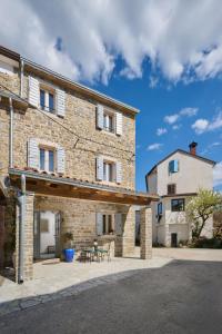 a brick building with a table and chairs in front of it at Casa Pove by Villas Guide in Donje Baredine
