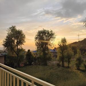 Blick vom Balkon eines Hauses mit Bäumen in der Unterkunft CloudHaus Bir Private 3BHK Villa Mountain Views in Bir