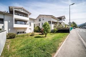 an apartment building on the side of the road at Le Cocon in Thonon-les-Bains