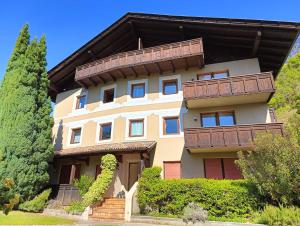 a large building with balconies on top of it at Ferienwohnungen St Hippolyt mit Hallenbad in Lagundo