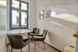 a room with two chairs and a table and a window at Zentral & ruhig - Stadt, Elbe und Natur nebenan in Magdeburg