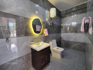 ein Badezimmer mit Waschbecken und Toilette in der Unterkunft CloudHaus Bir Private 3BHK Villa Mountain Views in Bir
