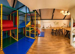 a room with a play room with a play structure at Prins Chalets Hoogersmilde Drenthe in Hoogersmilde