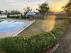 a swimming pool in a yard with a fountain at Hotel Ajitgarh in Jhunjhunūn