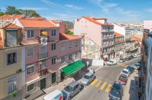 リスボンにあるCity Center Stylish Apartmentの車や建物のある街並みを見渡せる