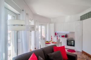 uma sala de estar com um sofá e uma cozinha em City Center Stylish Apartment em Lisboa