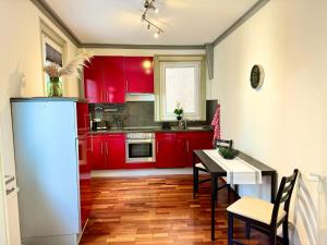 a kitchen with red cabinets and a table with chairs at Charmante Wg im Stadtgeflüster in Schwäbisch Hall