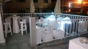 um grupo de cadeiras e mesas brancas numa varanda em Hostal Restaurante Pasaje em Candelario